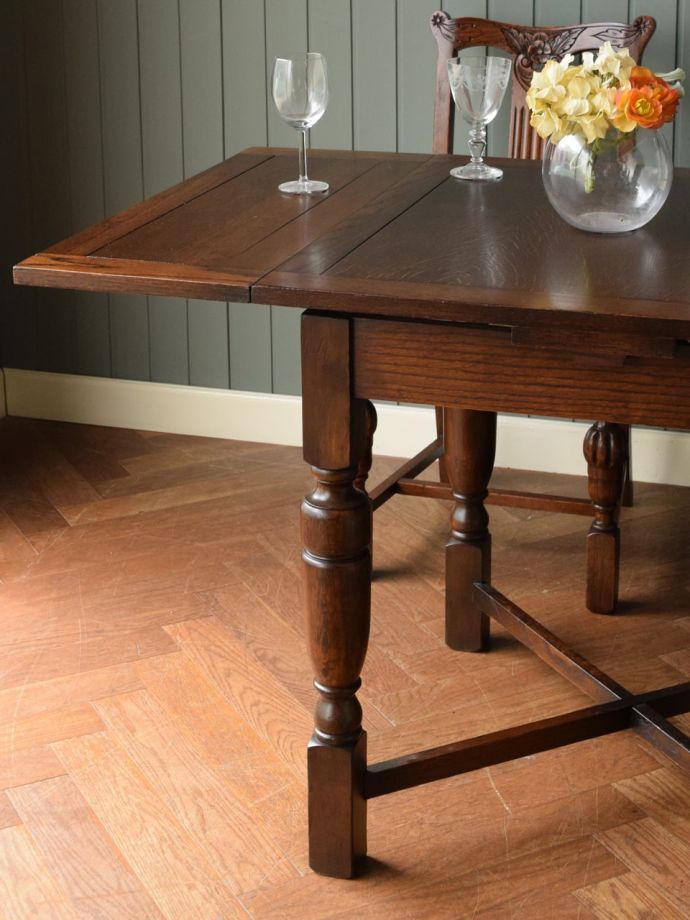 伸長式のおしゃれなアンティークテーブル