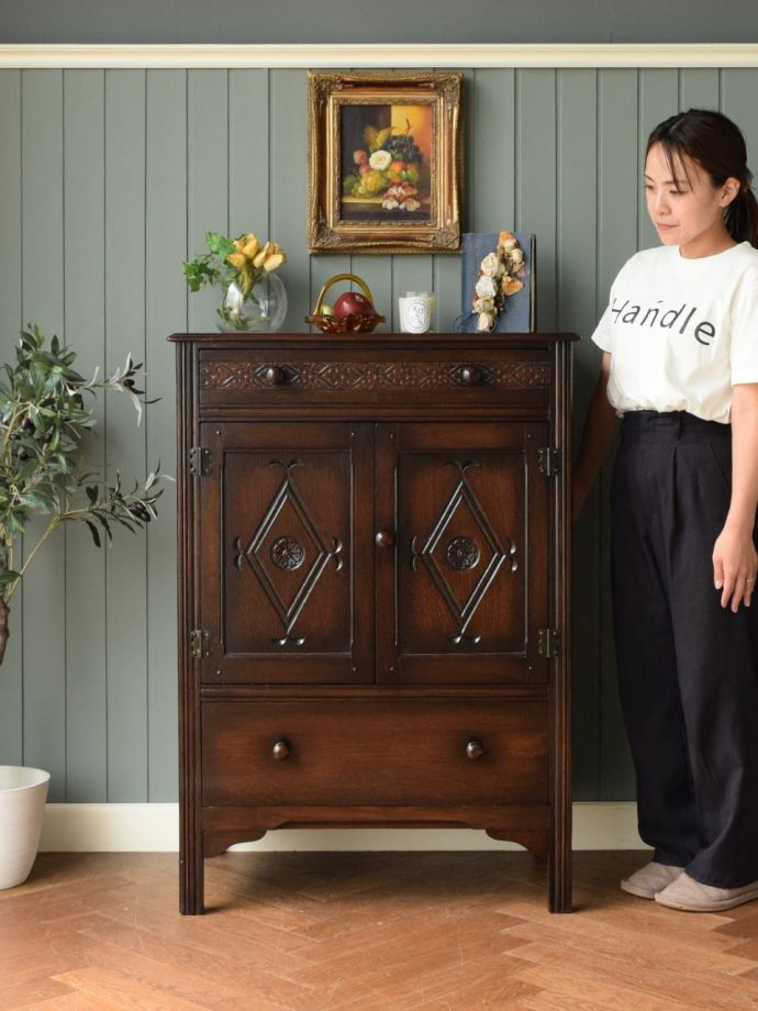 英国アンティークのキャビネット