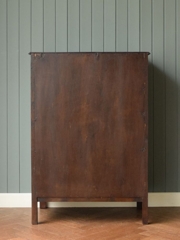 カップボードチェストの後ろ姿