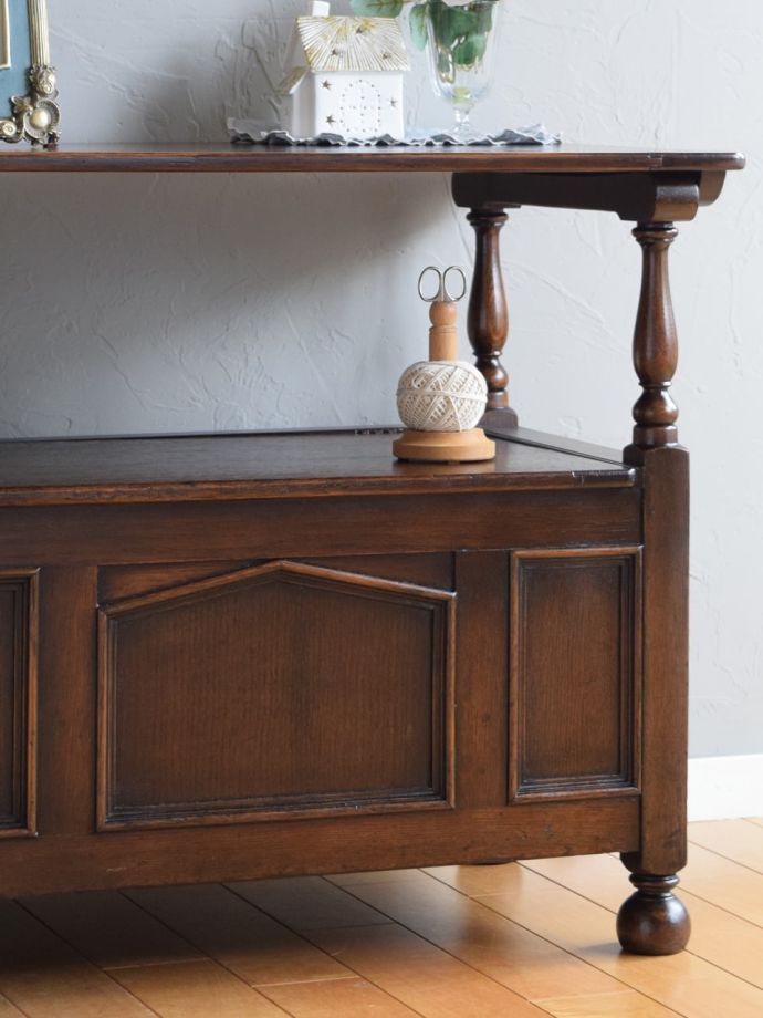 英国アンティーク家具らしい装飾