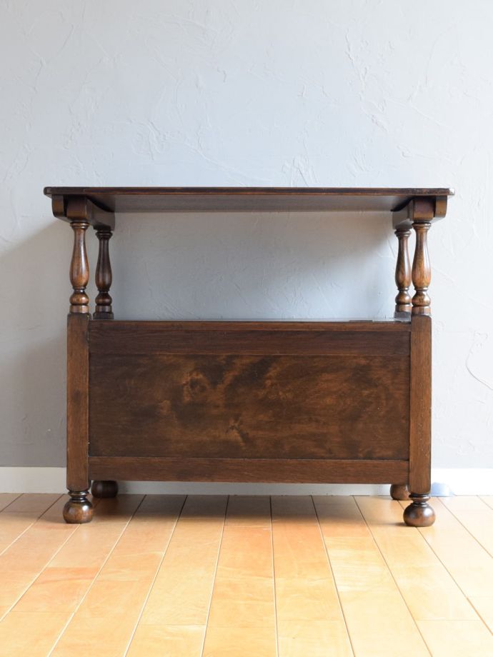 ベンチの後ろ姿