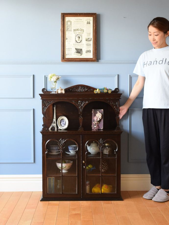 英国アンティークのキャビネット