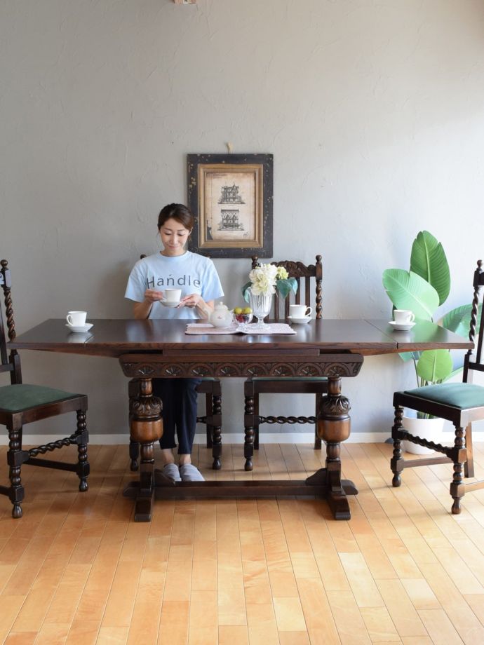 英国アンティークのドローリーフテーブル、重厚感が漂う伸長式の