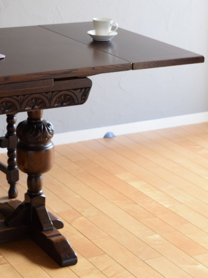 伸長式のおしゃれなアンティークテーブル