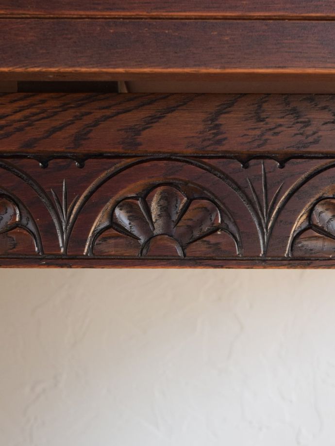 アンティークテーブルの彫