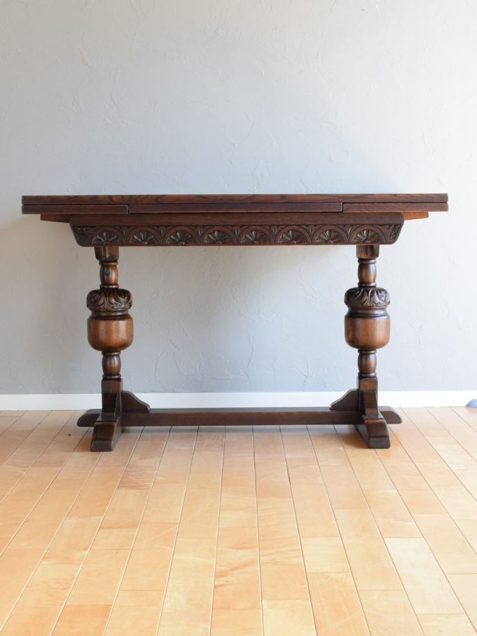 英国アンティークのドローリーフテーブル、重厚感が漂う伸長式の