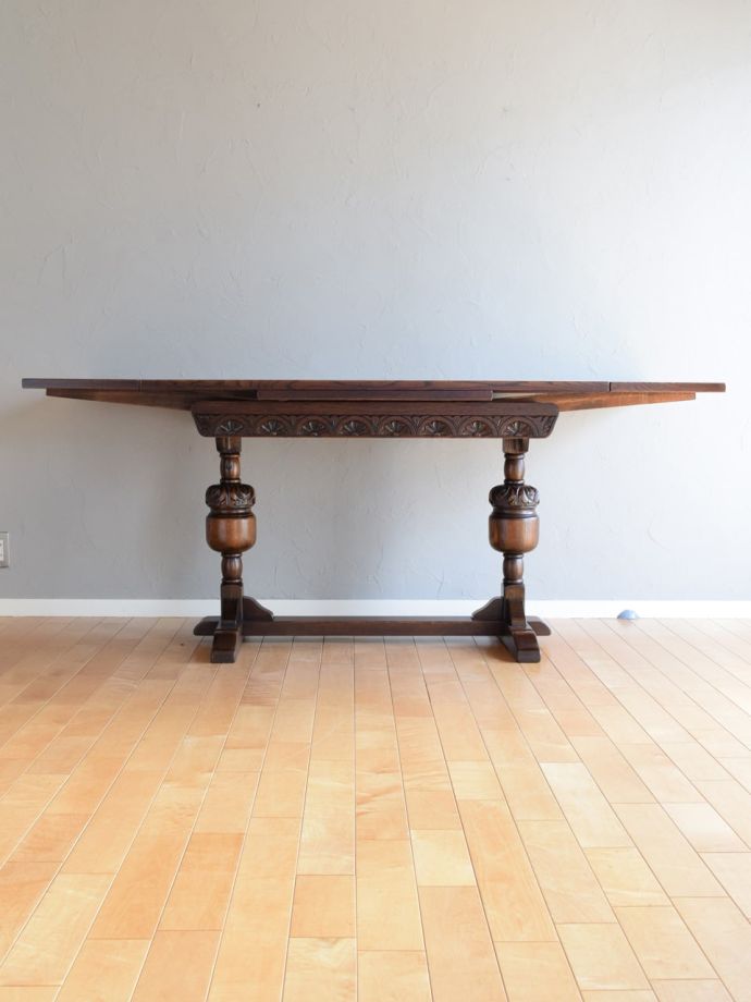 英国アンティークのドローリーフテーブル、重厚感が漂う伸長式の