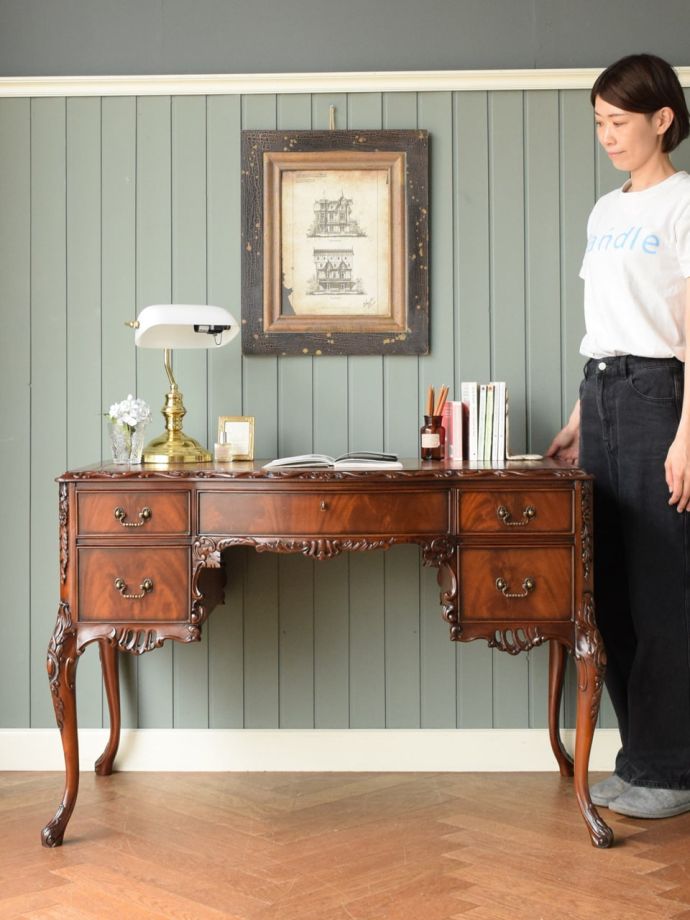 イギリスから届いたマホガニー材の書斎机、優雅な猫脚のアンティーク風