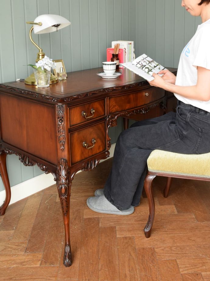 イギリスから届いたマホガニー材の書斎机、優雅な猫脚のアンティーク風