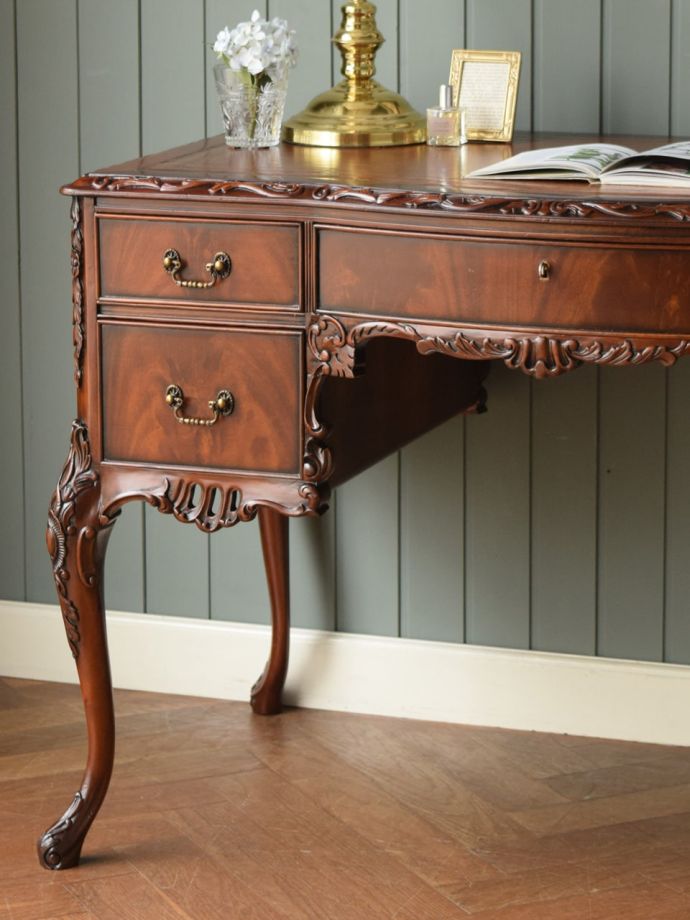 イギリスから届いたマホガニー材の書斎机、優雅な猫脚のアンティーク風