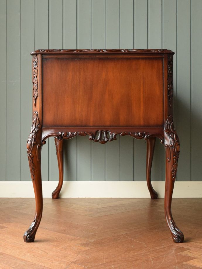 イギリスから届いたマホガニー材の書斎机、優雅な猫脚のアンティーク風