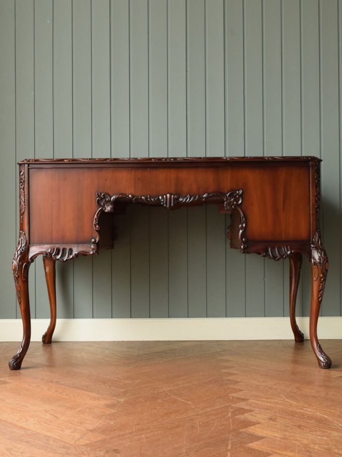 イギリスから届いたマホガニー材の書斎机、優雅な猫脚のアンティーク風