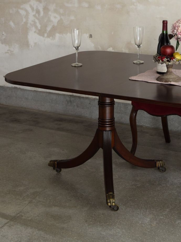 アンティーク家具らしさが漂う脚