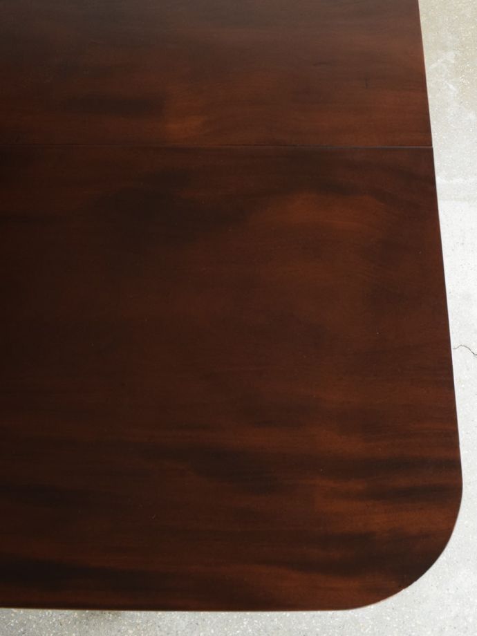 アンティークテーブルらしい木目