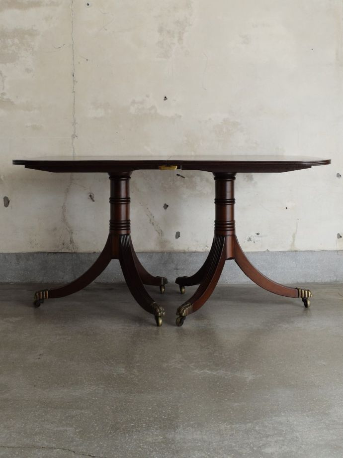 ダイニングテーブルの側面