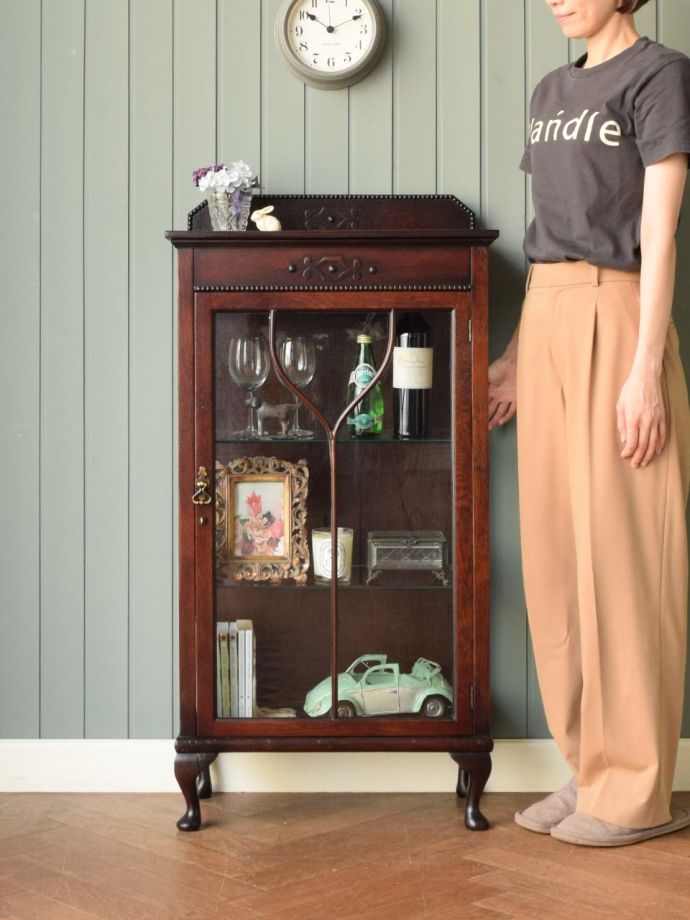 英国アンティークのガラスキャビネット