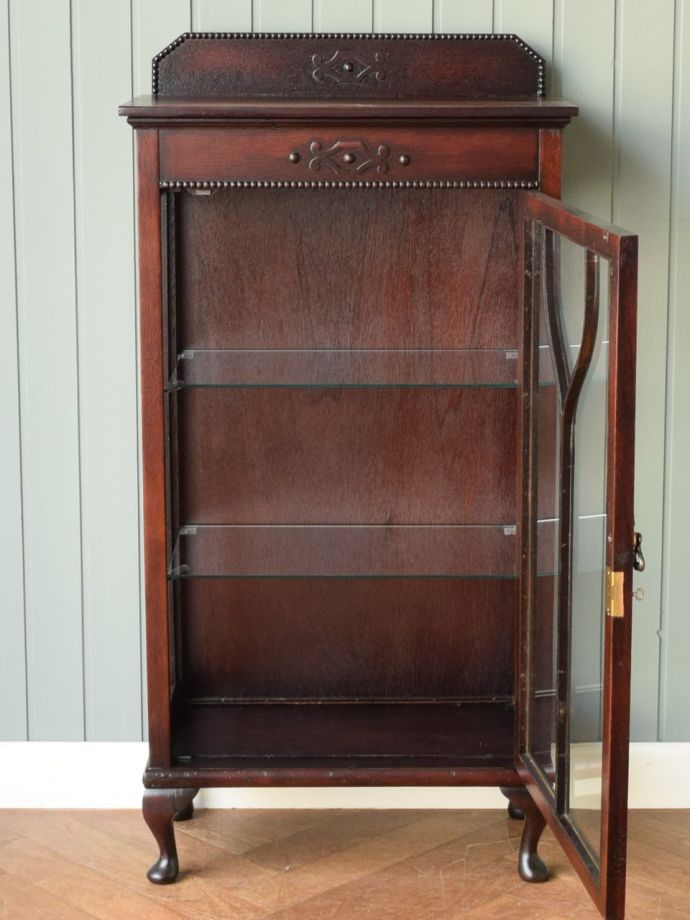 ガラスキャビネットの扉の中