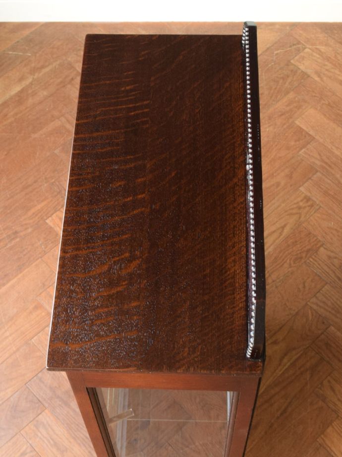 アンティークキャビネットの天板