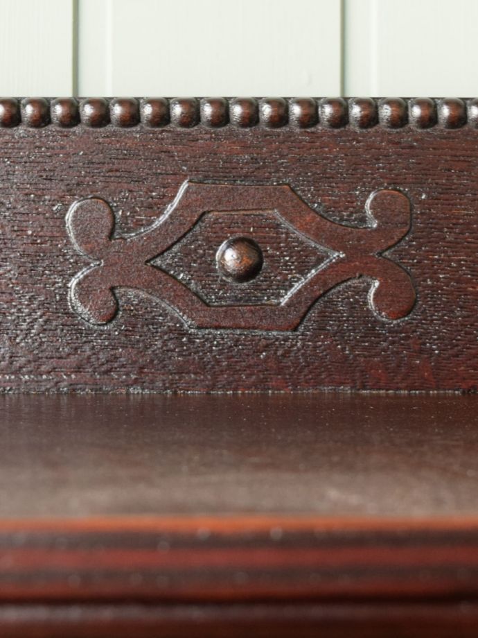 英国アンティーク家具らしい彫