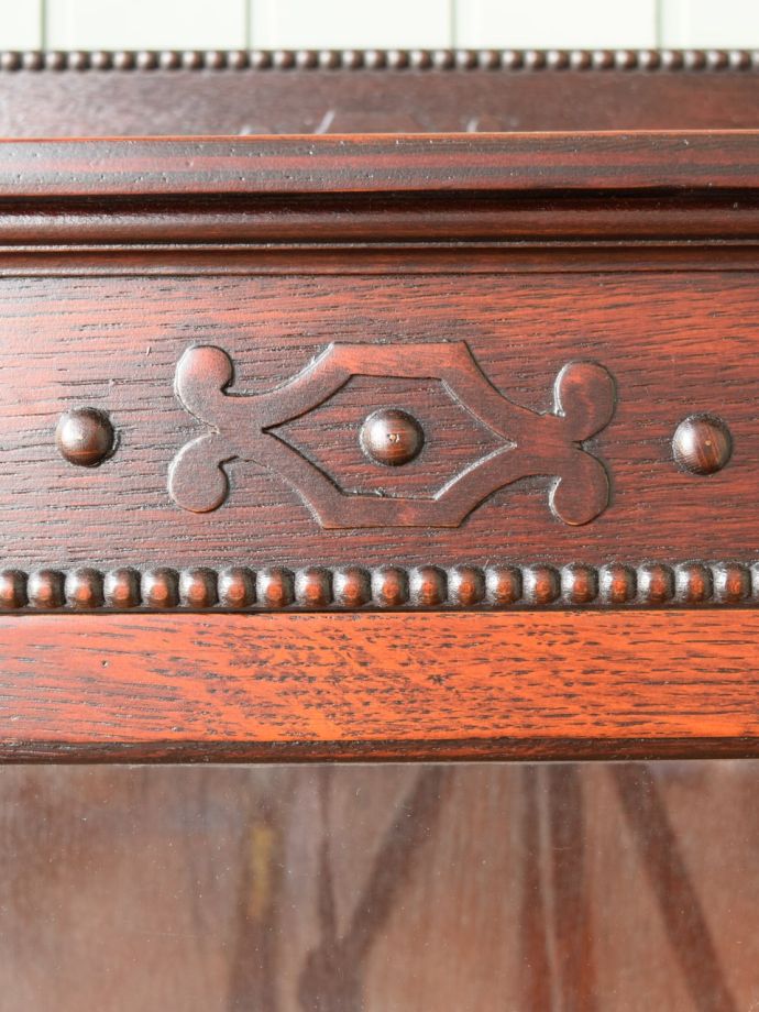 ガラスキャビネットの装飾