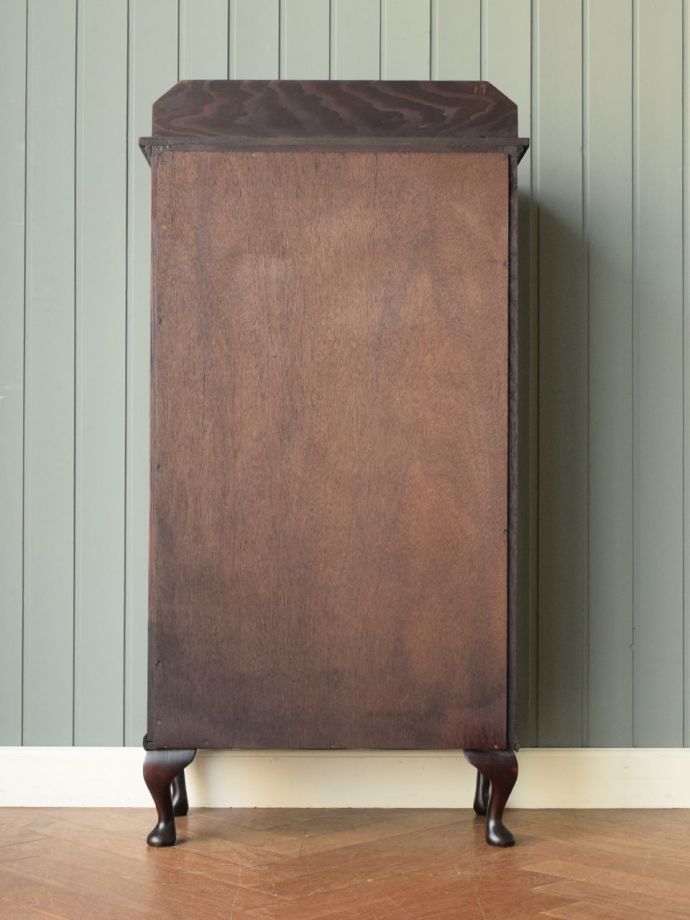 キャビネットの後ろ姿