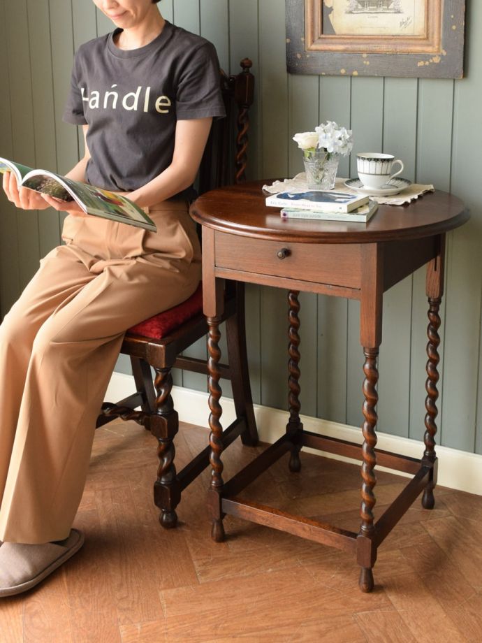 アンティークのオケージョナルテーブル