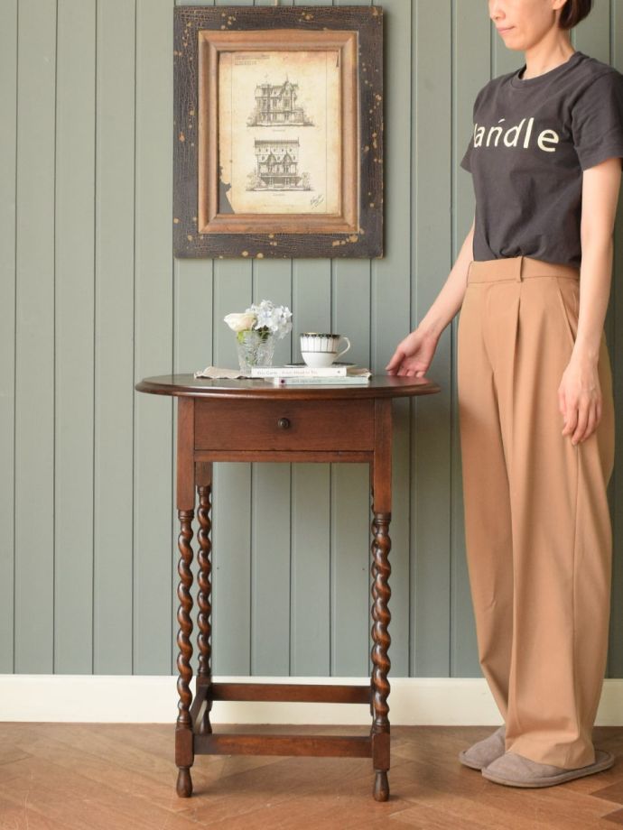 アンティークのオケージョナルテーブル