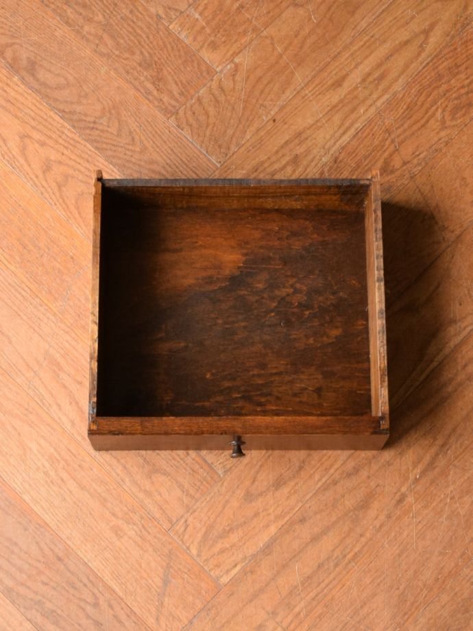 サイドテーブルの引き出し