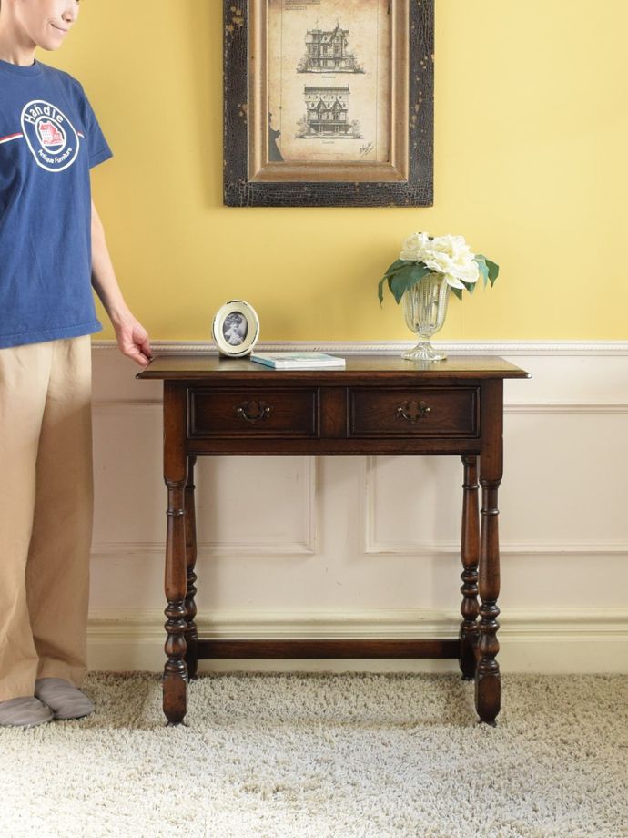 英国アンティークのコンソールテーブル