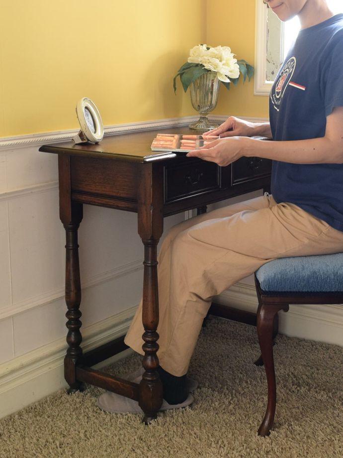 英国アンティークのコンソールテーブル