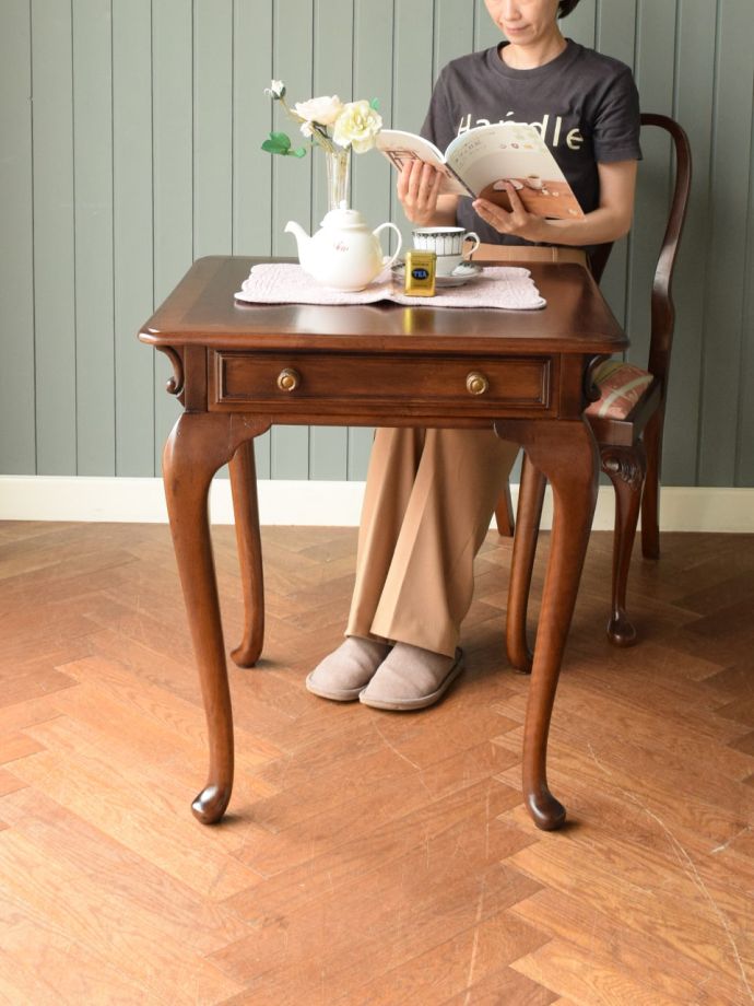 アンティークのオケージョナルテーブル