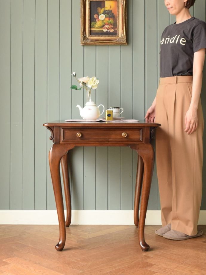 アンティークのサイドテーブル