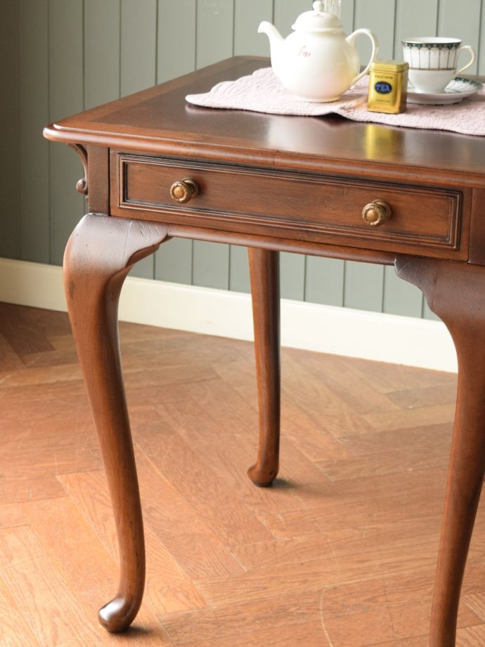 英国のアンティーク家具らしいデザイン