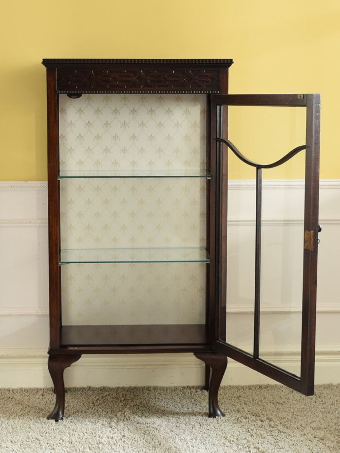 ガラスキャビネットの扉の中