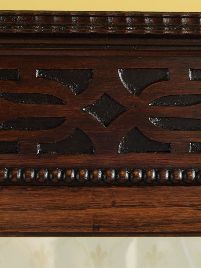 英国アンティーク家具らしい彫