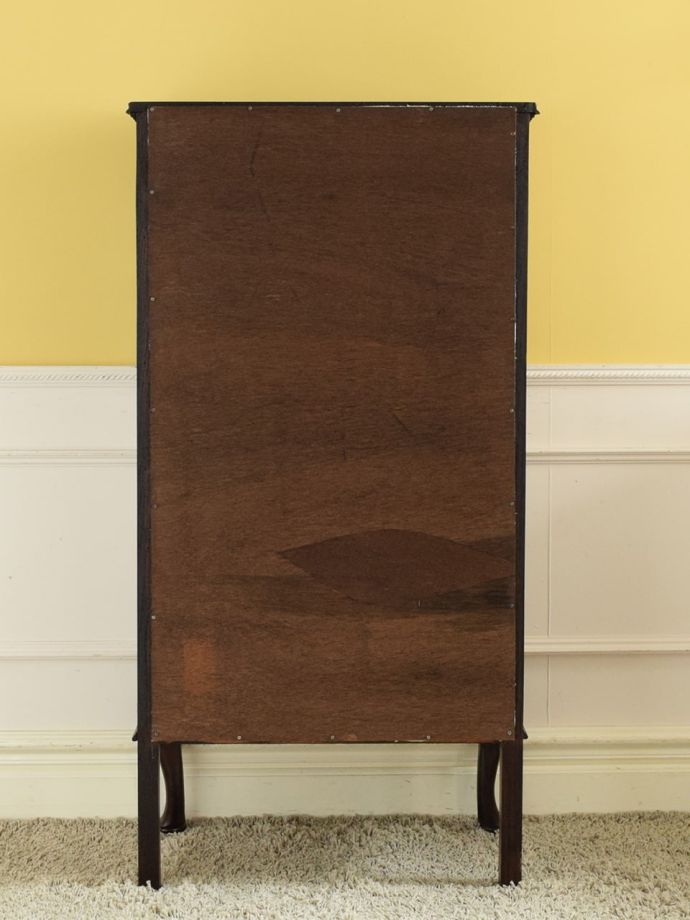 キャビネットの後ろ姿