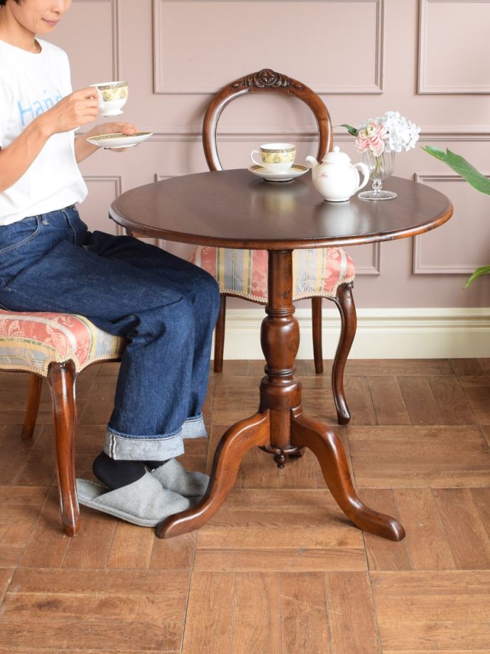 アンティーク風の折り畳みテーブル