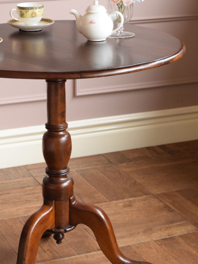 おしゃれなアンティークのテーブル