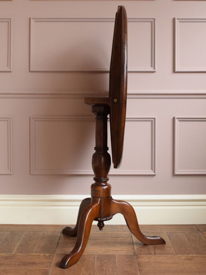 ティルトップテーブルの側面