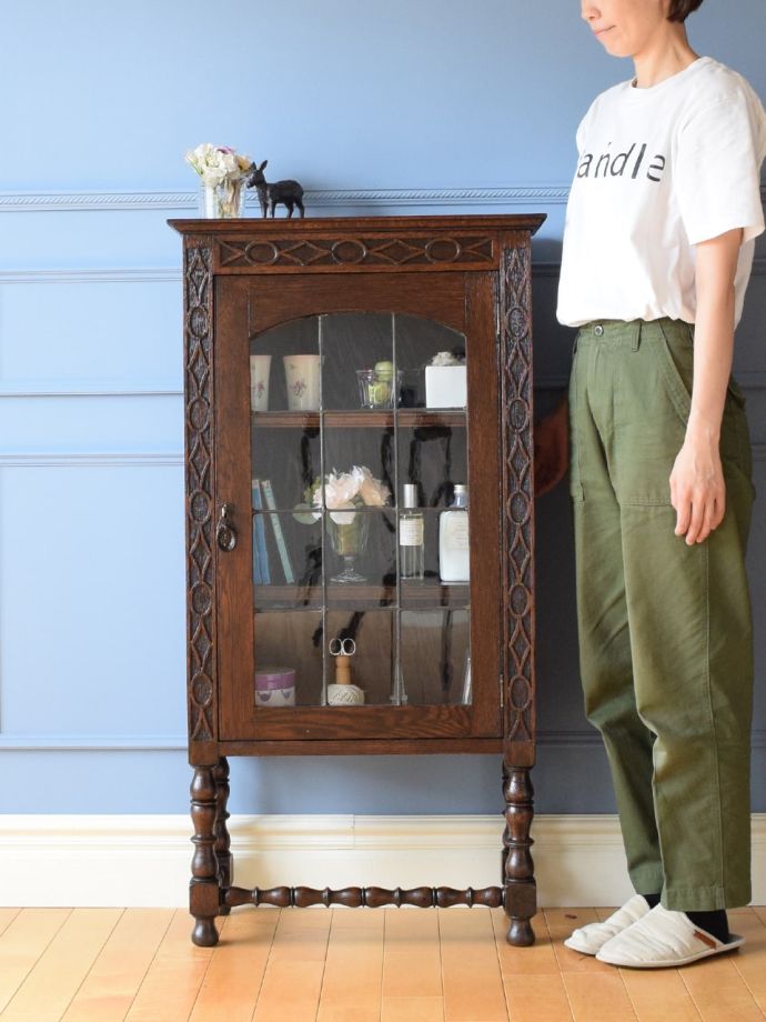 英国アンティークのキャビネット