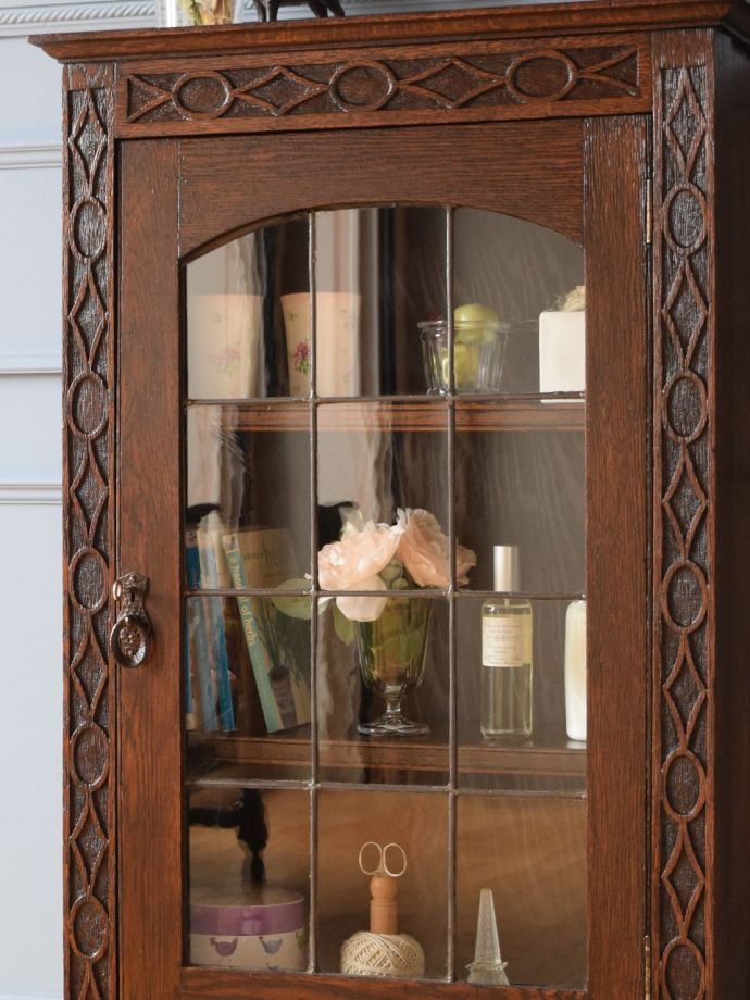 ステンドグラスの扉が美しいキャビネット