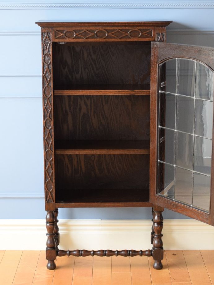 キャビネットの扉の中