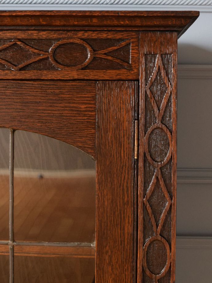 キャビネットの華やかな装飾