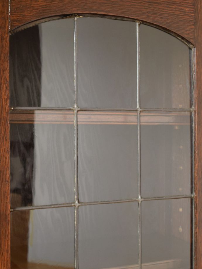 キャビネットの美しいガラス扉