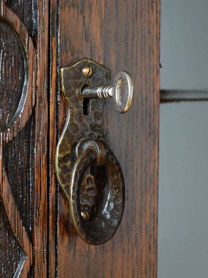 アンティーク家具の取っ手と鍵