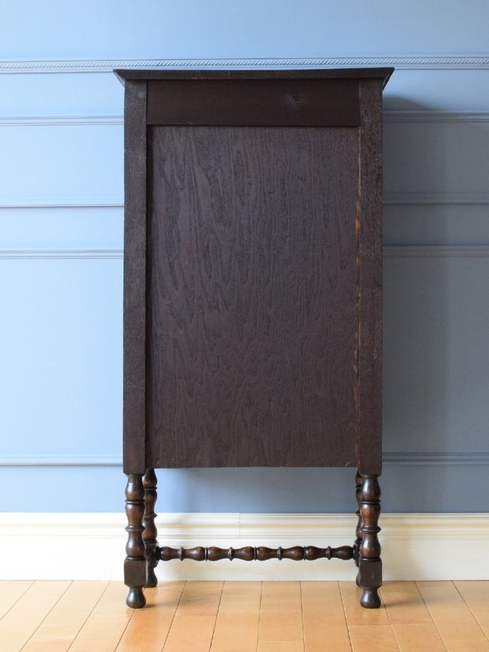 キャビネットの後ろ姿