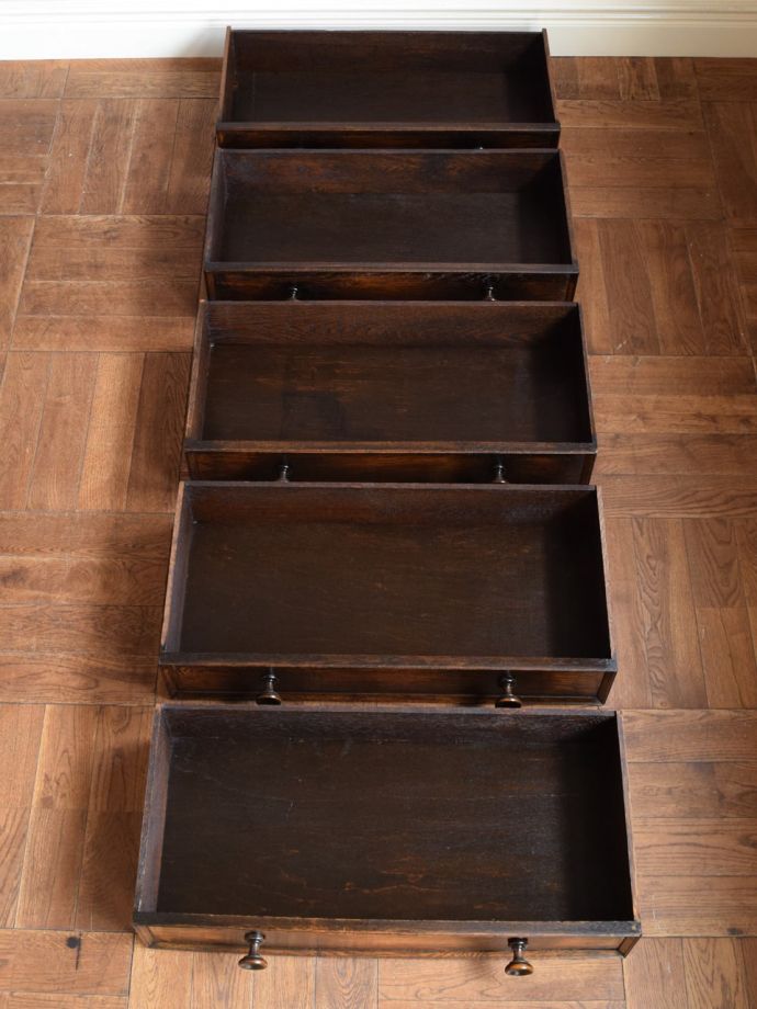 アンティークチェストの引き出しの中