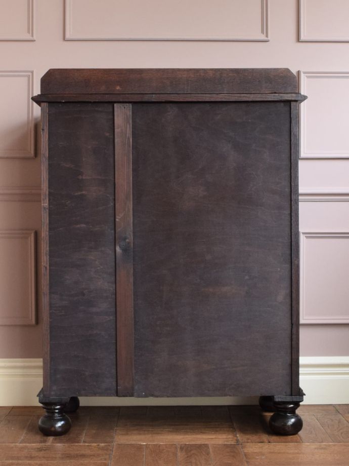 アンティークチェストの後ろ姿