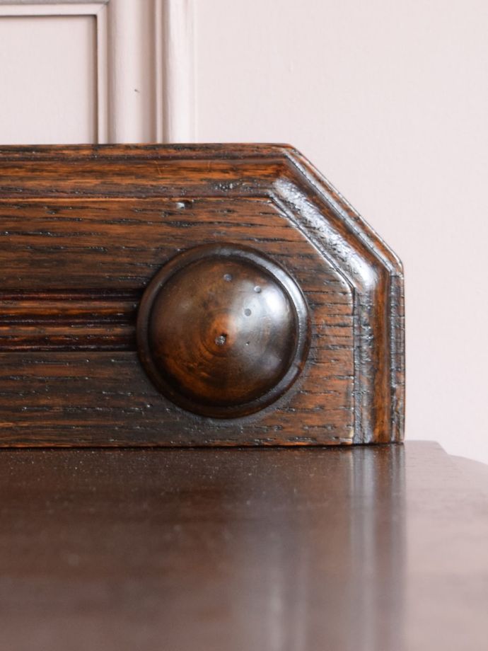 英国アンティーク家具らしい彫