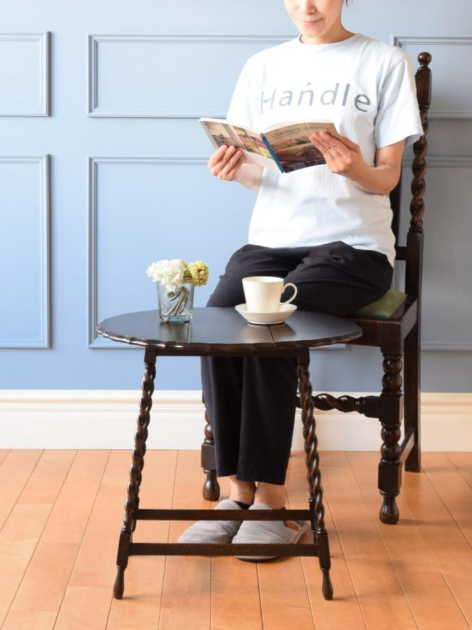 アンティークの折り畳み式テーブル